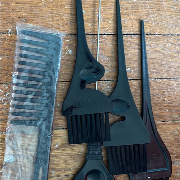 Multiple makeup items - Picture 5 of 5